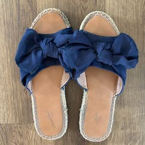 Sandals with bow tie